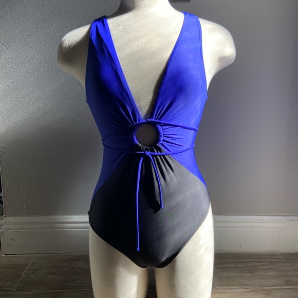 Venus with ring detail two tone color swimsuit - Picture 8 of 9